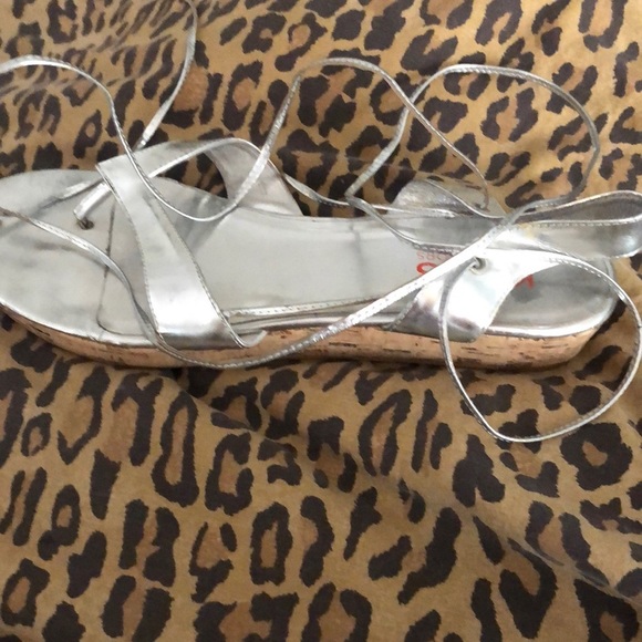 Micheal Kors size 10 silver Metallic open toe ankle wrap thong sandals - Picture 6 of 8